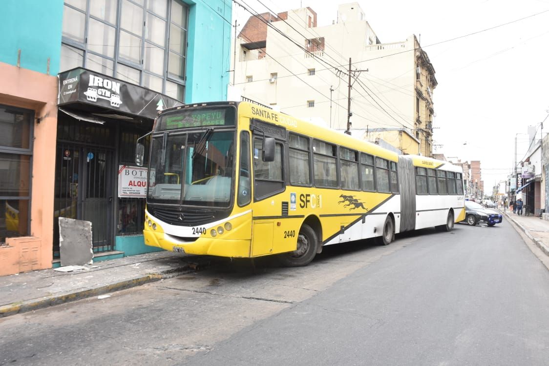 Un colectivo se subió a la vereda y dañó un local
