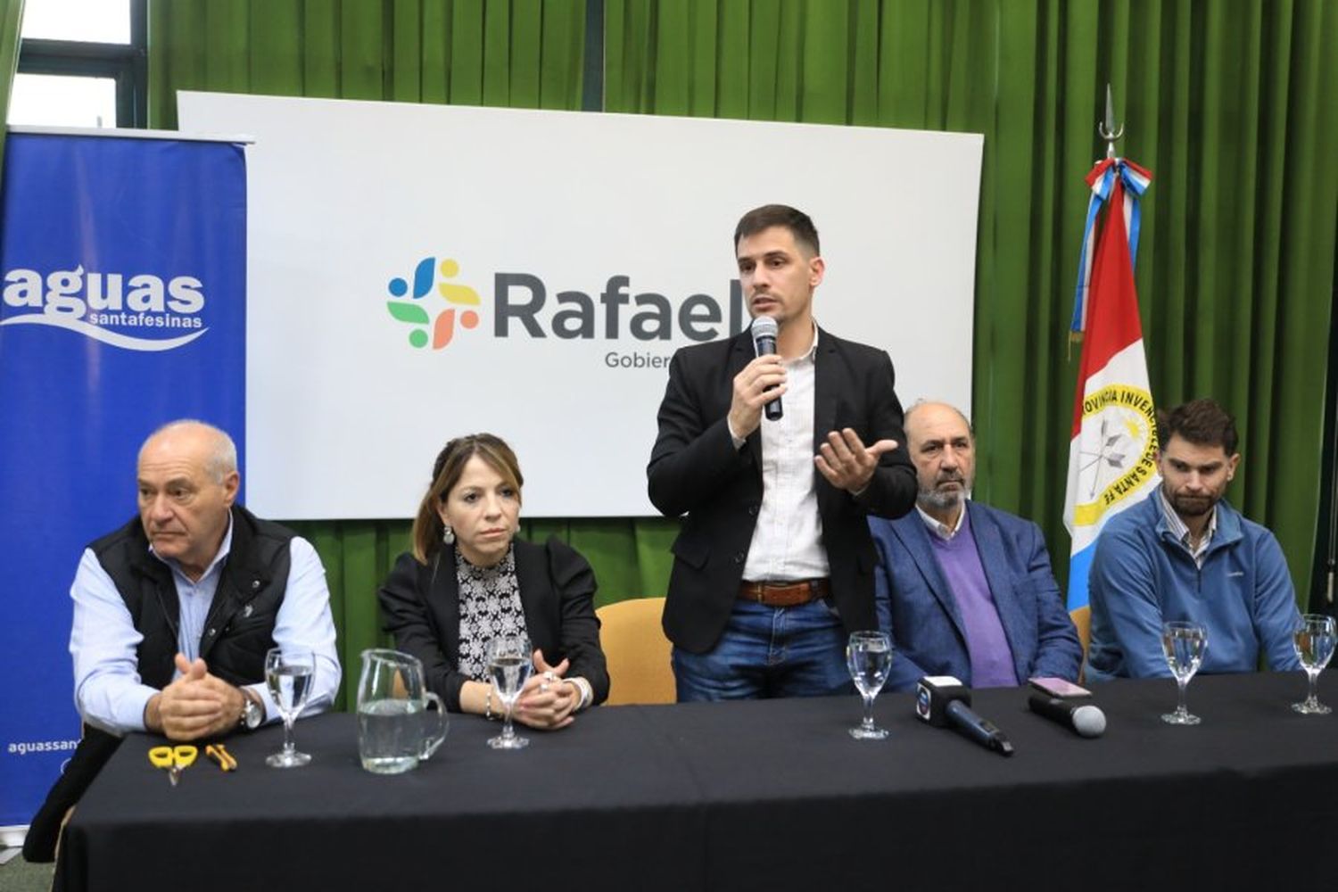 La actividad estuvo encabezada por el intendente Leonardo Viotti y la presidenta de Aguas Santafesinas S.A., Anahí Rodríguez. Asistieron integrantes del Gabinete municipal, de la empresa provincial, concejales y vecinos del sector.