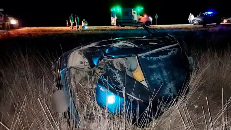 Una familia sufrió un fuerte accidente en la madrugada y un nene pidió ayuda en la ruta