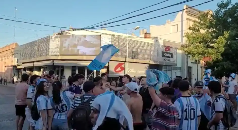 Mundial Qatar 2022: Argentina venció a Australia, como vaticinó la nutria de Doyle, y San Pedro festejó en el centro