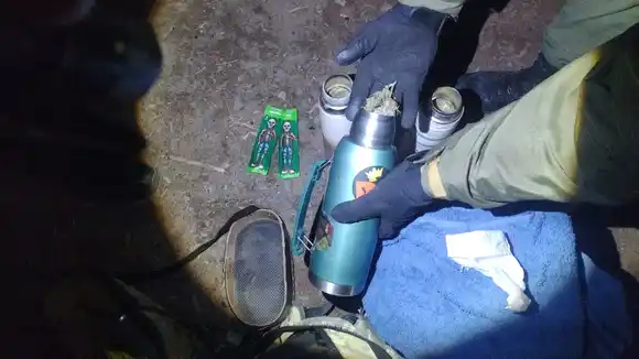 Viajaba en colectivo con tres termos repletos de droga: terminó detenido