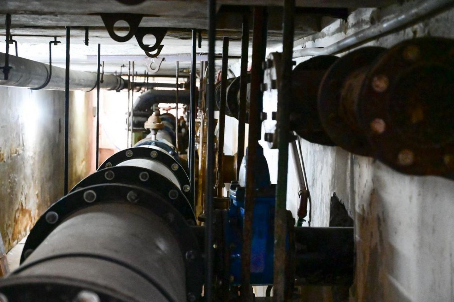 Por un recambio de cañerías, el servicio de agua se encuentra restringido en la ciudad