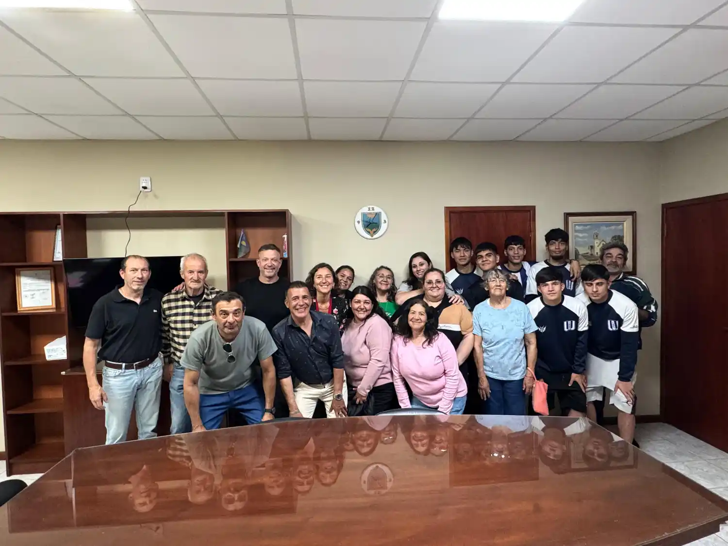 La senadora hizo entrega de becas en Miguel Torres.