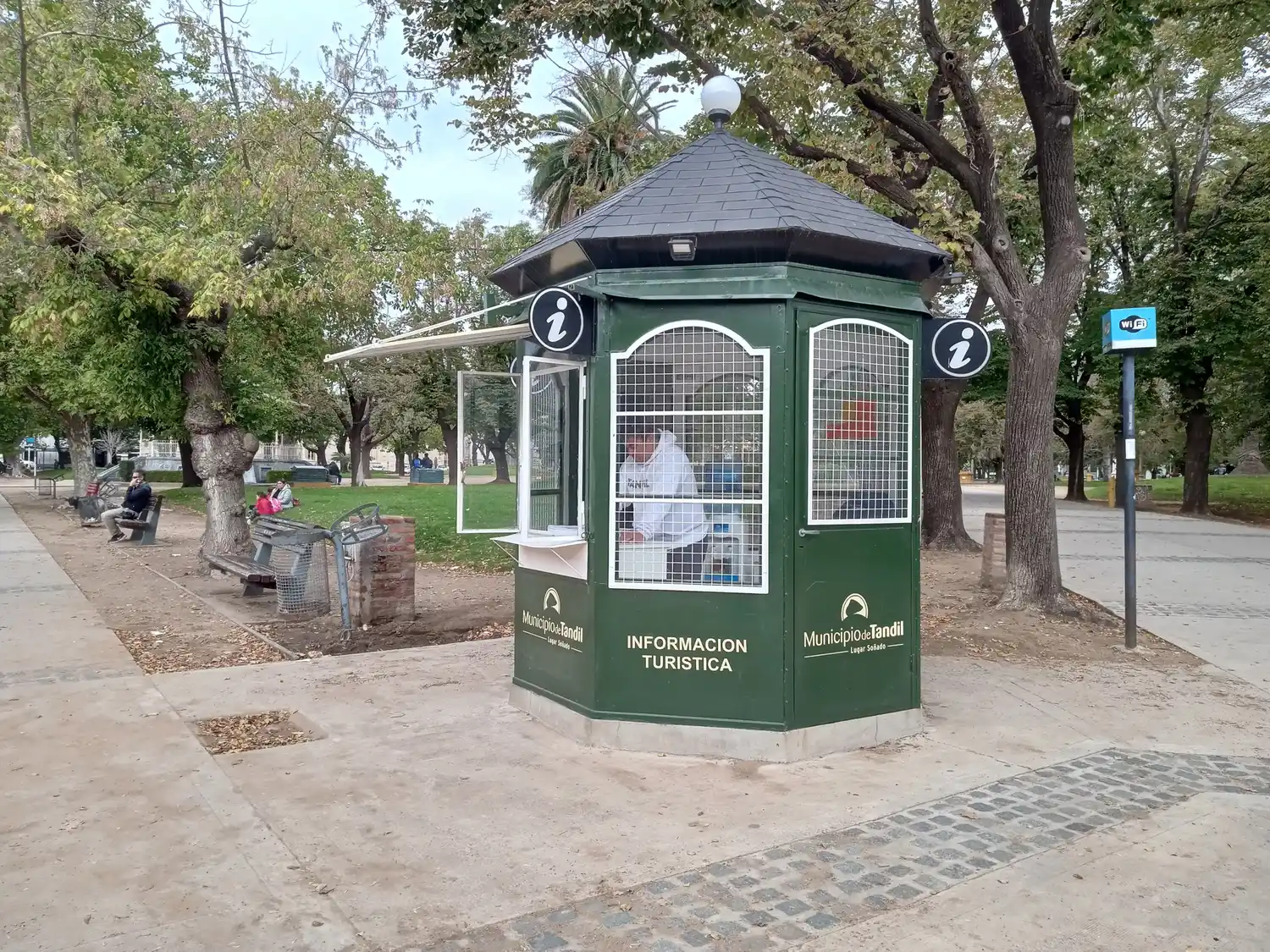 En el puesto se brinda asesoramiento personalizado, material gráfico como planos y mapas, y recomendaciones.