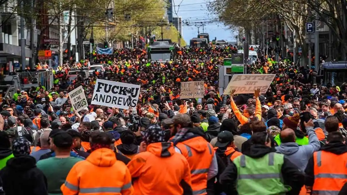 Antivacunas se enfrentaron a policías en Melbourne