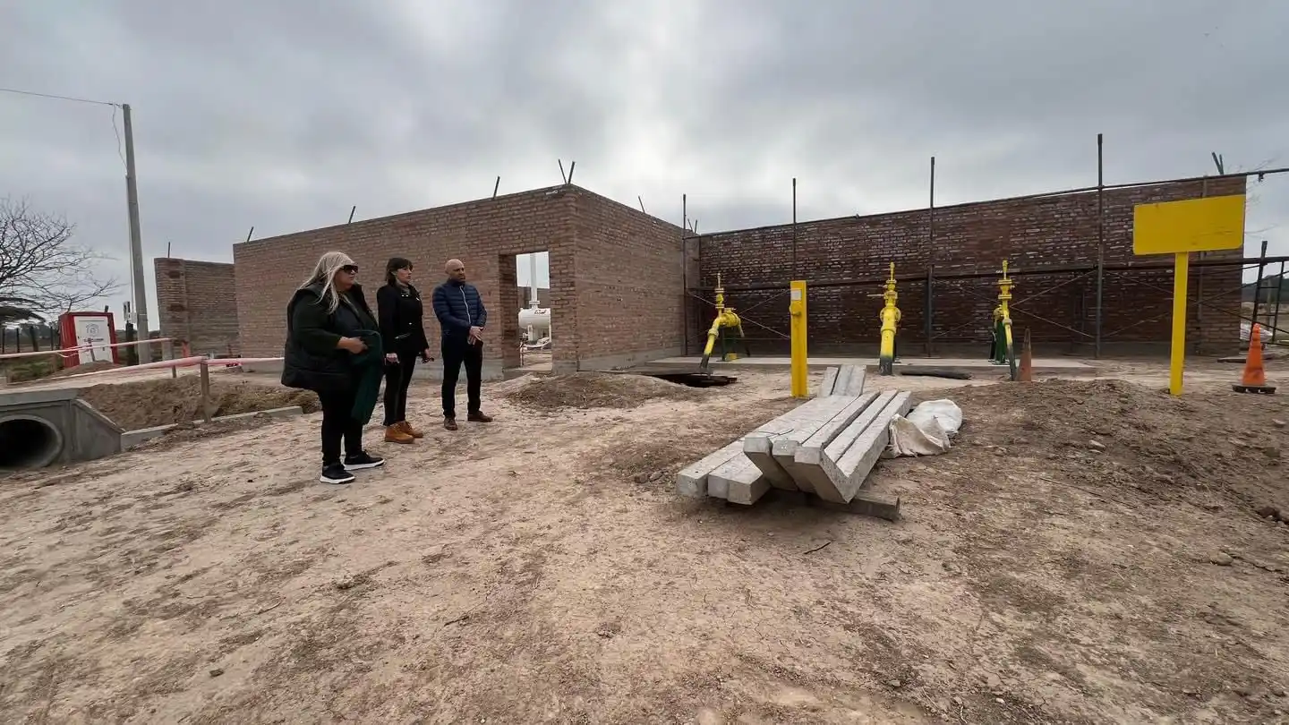 El ministro Puccini y la presidente comunal Gallisso en la planta que va a dar presión al gas en la cabecera departamental