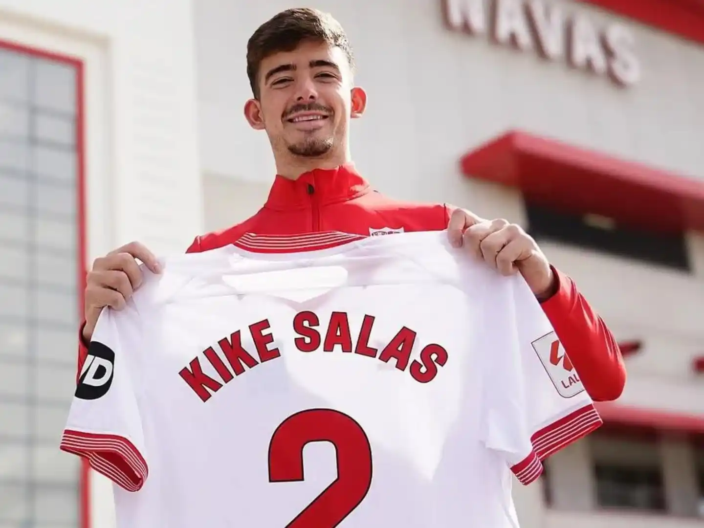 Kike Salas mostrando su camiseta