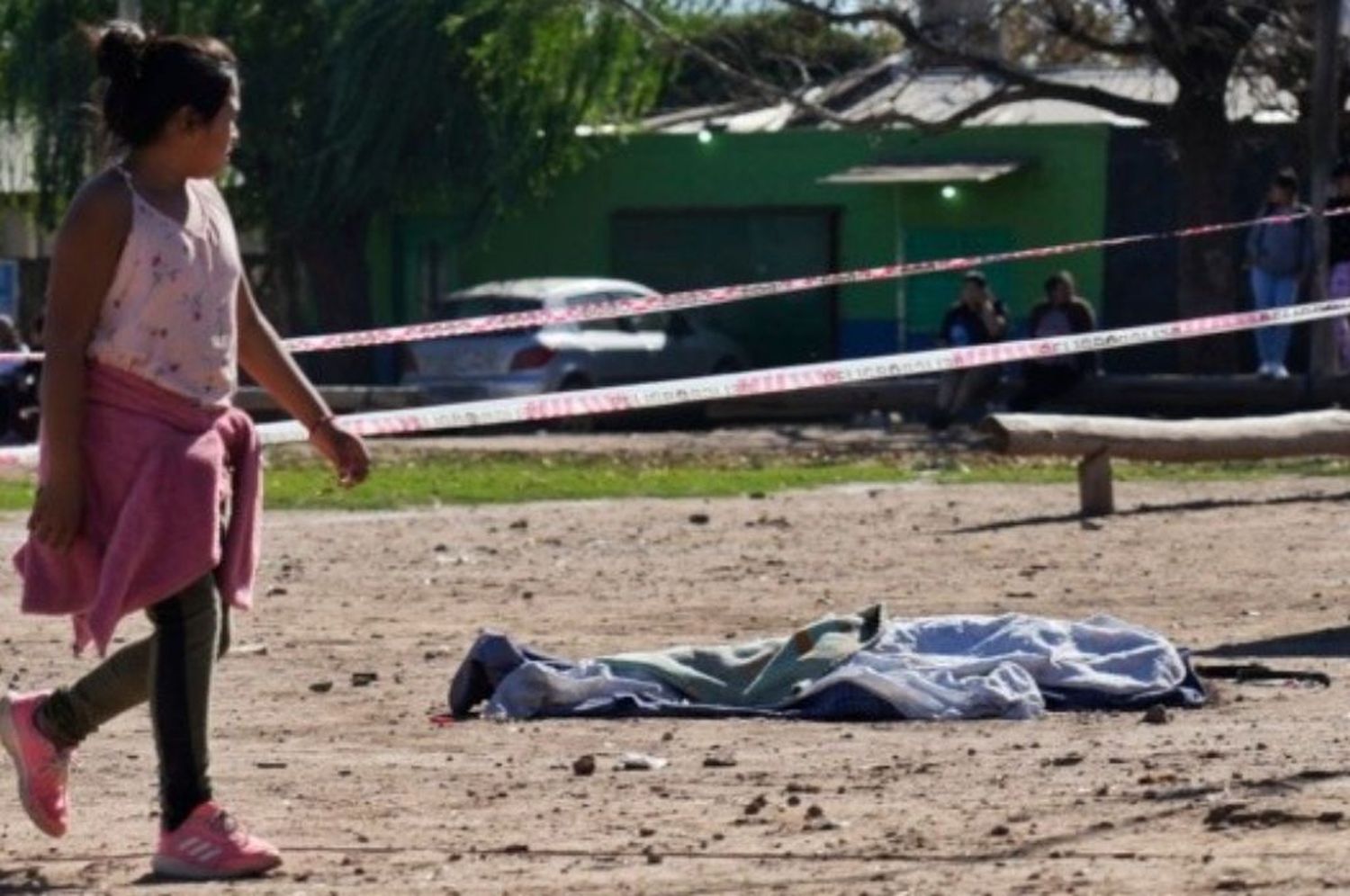 Horror en Rosario: mataron a una joven de una puñalada mientras tenía a su beba en brazos