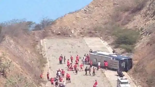 Volcó el micro que trasladaba al plantel de Huracán en Venezuela