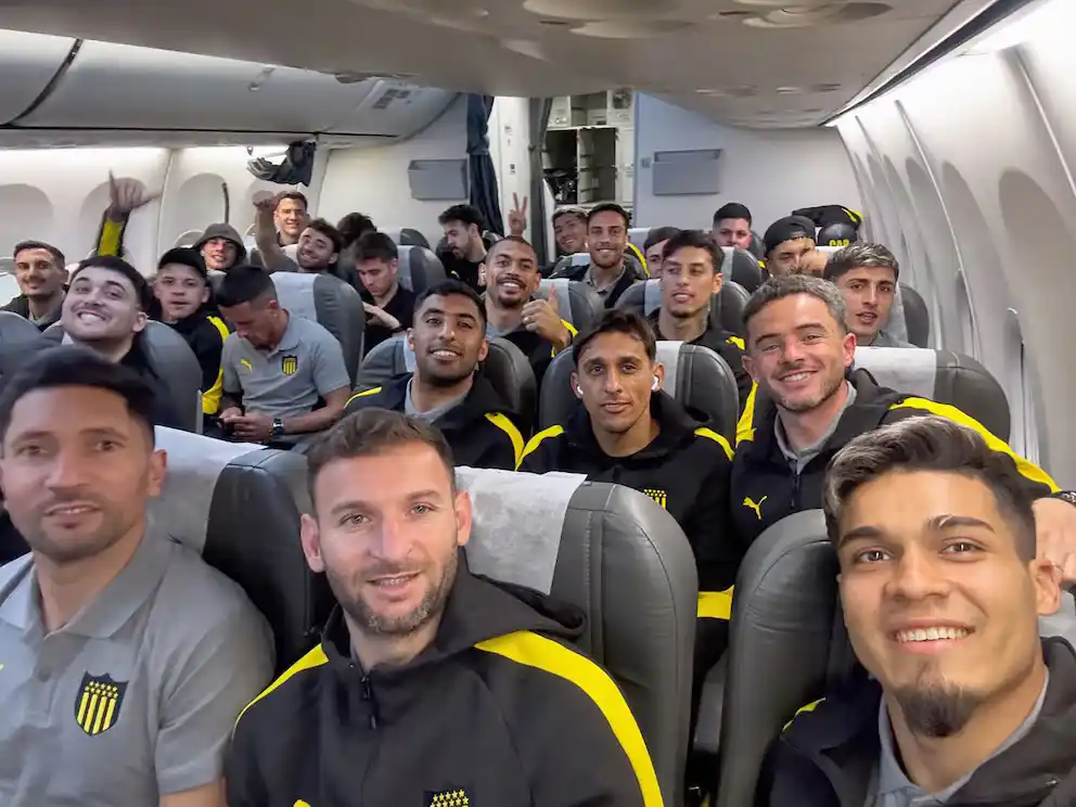 Aerolíneas Argentinas repudió la conducta del plantel de Peñarol antes del cruce con Racing
