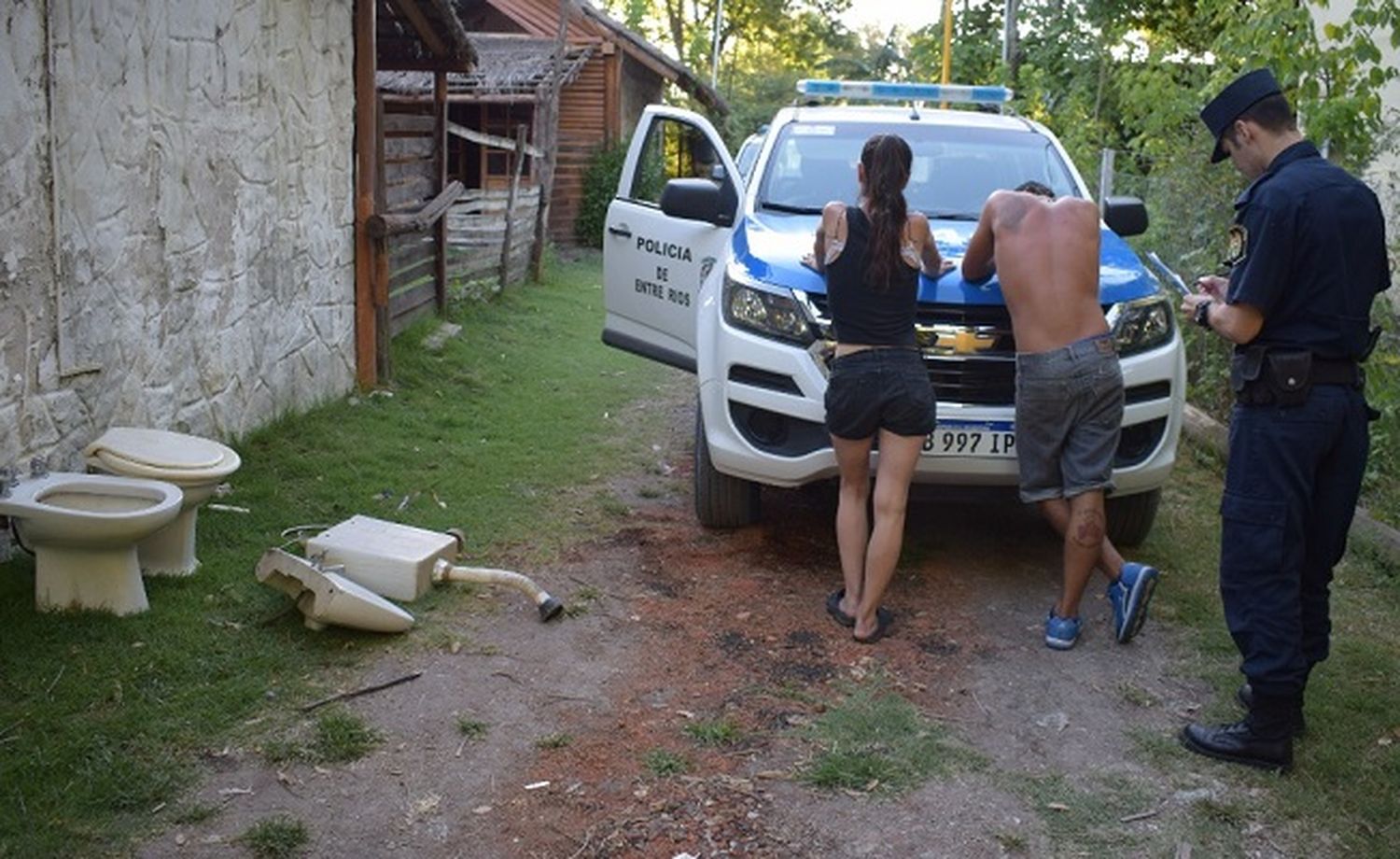 Los atraparon robando inodoros en el Camino de la Costa