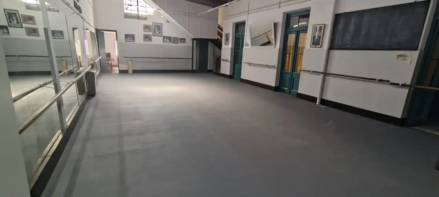 El Municipio completó el recambio del piso en el espacio central de la Escuela Municipal de Danza.
