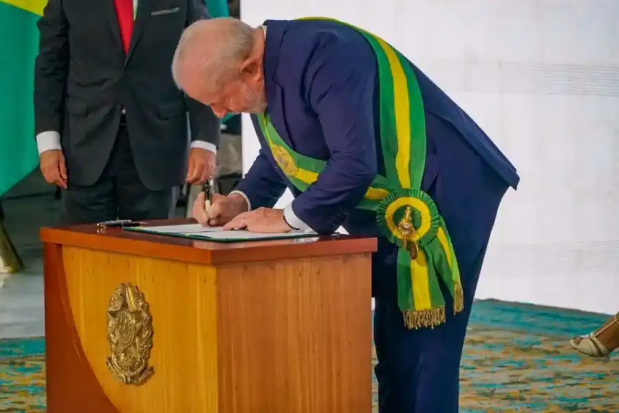 En menos de 24 horas, Lula da Silva ya firmó más de diez decretos presidenciales