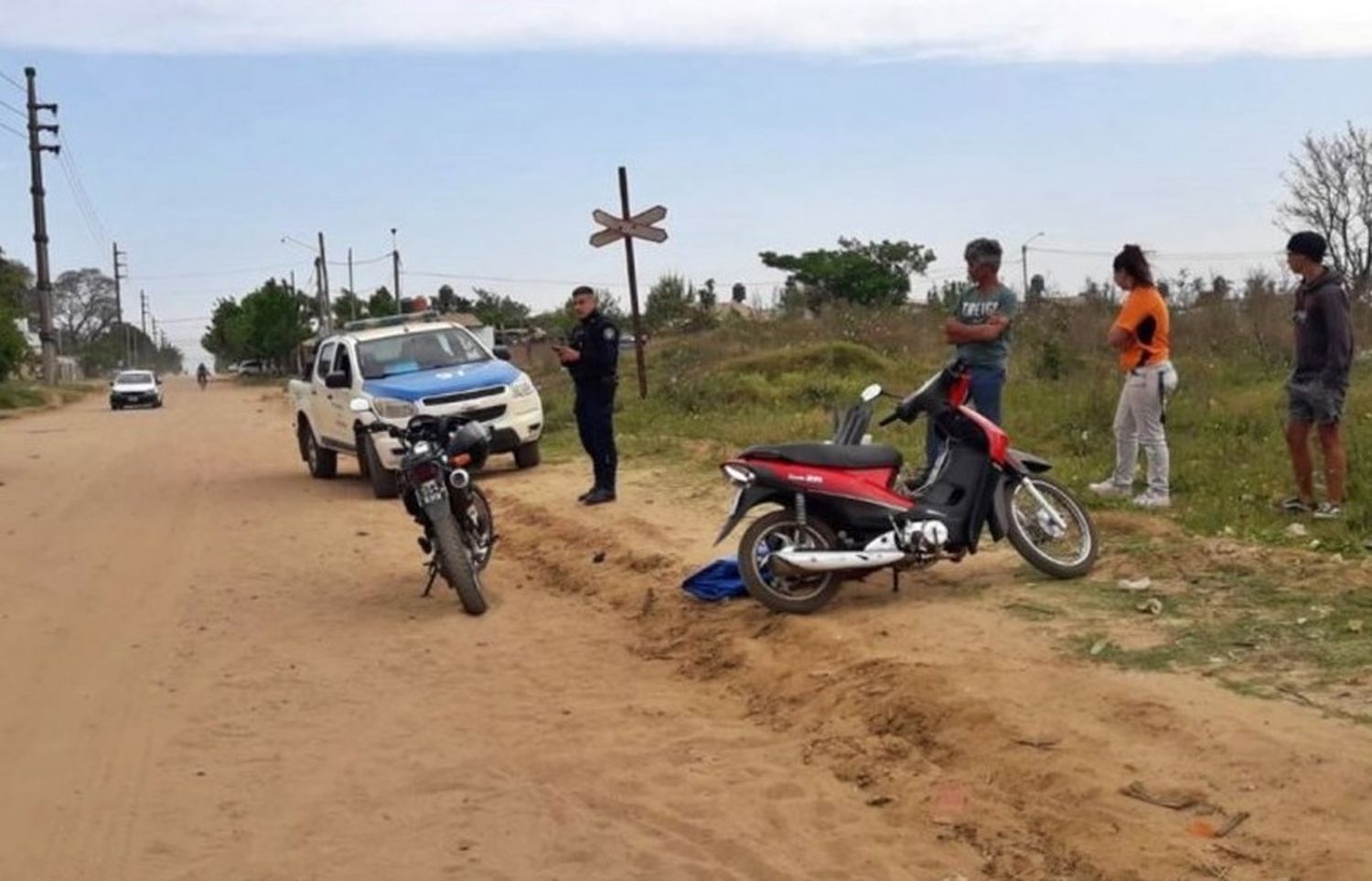 Circulaba en moto junto a su hija, cuando una bala lo rozó y le provocó una herida
