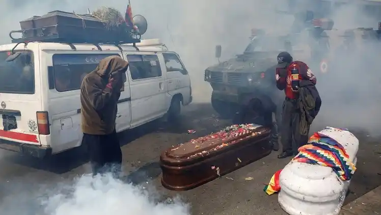 Bolivia: la policía reprimió una protesta que llevaba los féretros de manifestantes asesinados
