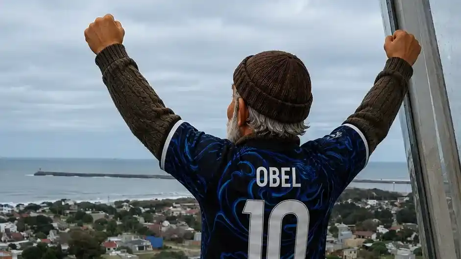 Obel volvió con sus efemérides locales: radios de los años 30, Gardel y el deporte necochense en un nuevo video