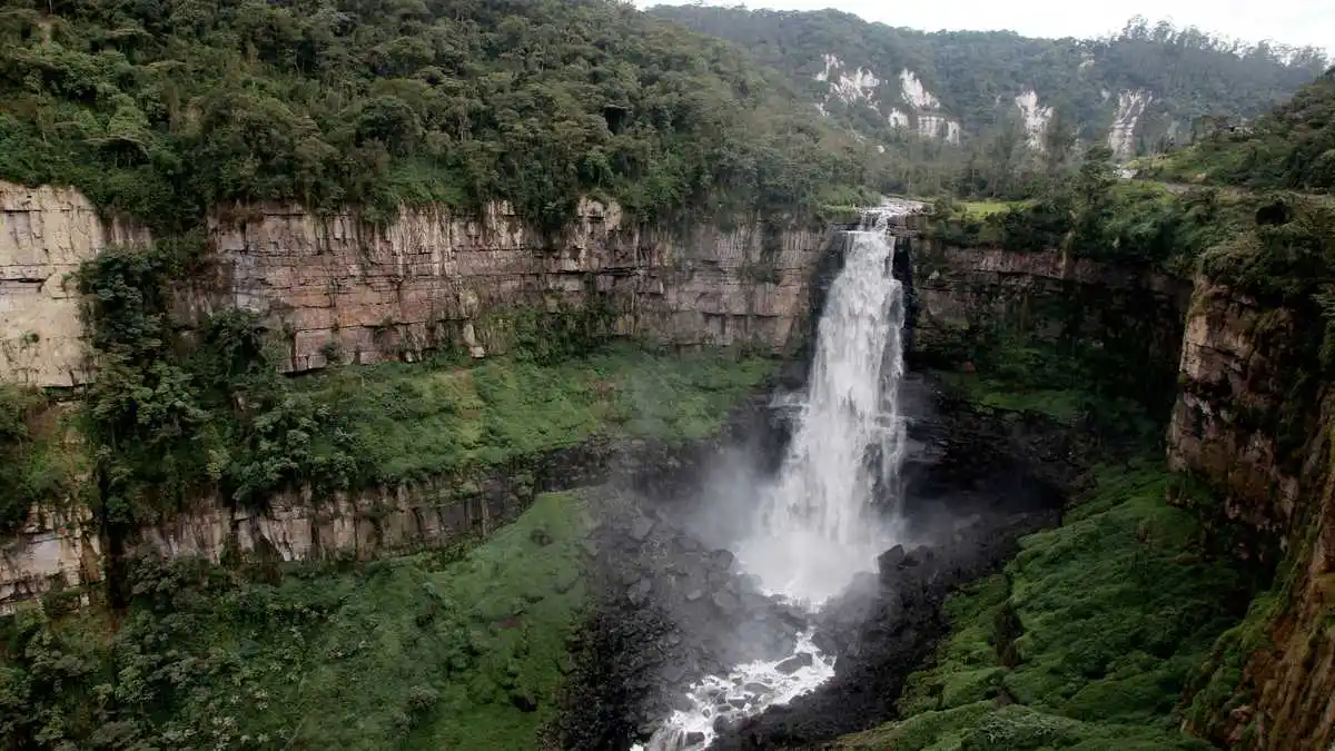 ¡NADIE SOBREVIVIÓ! Carro cayó al Salto Tequendama