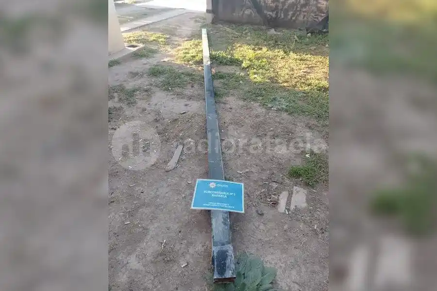 Rompieron la pared y robaron un perfil amurado en una obra en construcción
