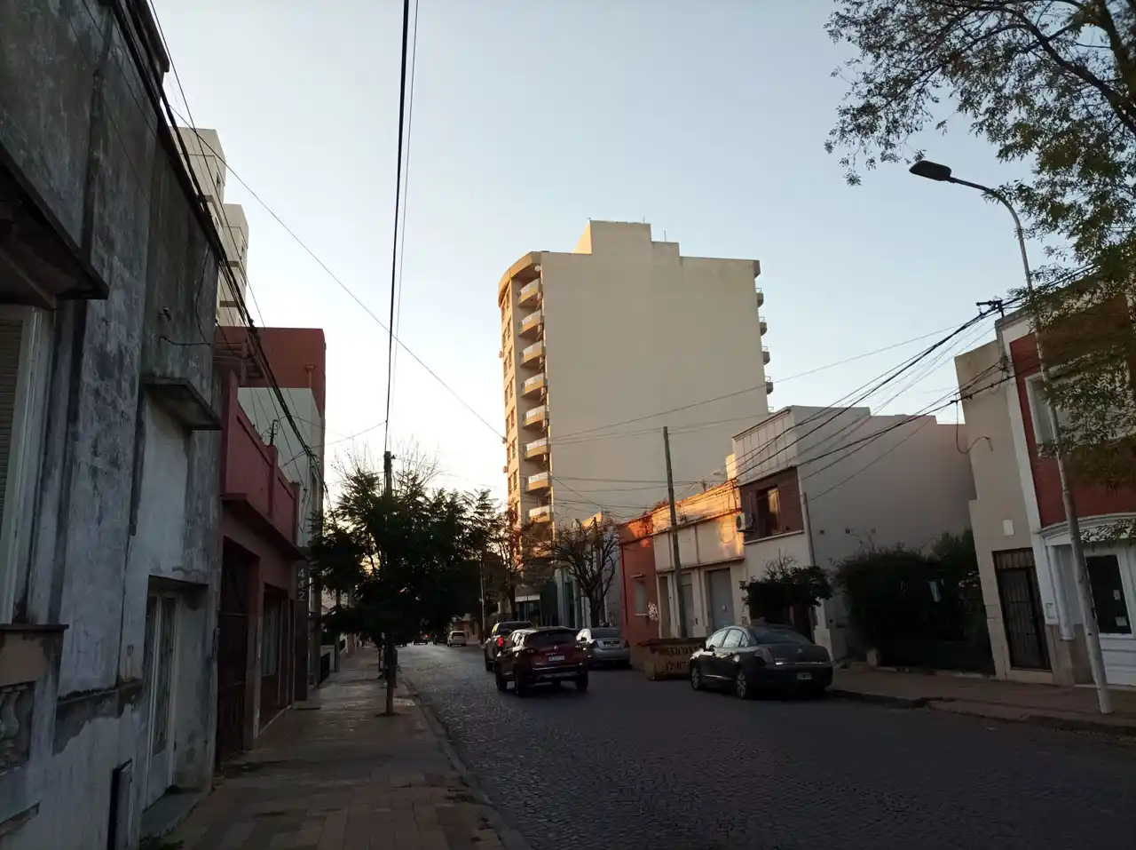 Quiere pintar un enorme mural en 14 de Julio al 400 y busca a los dueños para pedir permiso