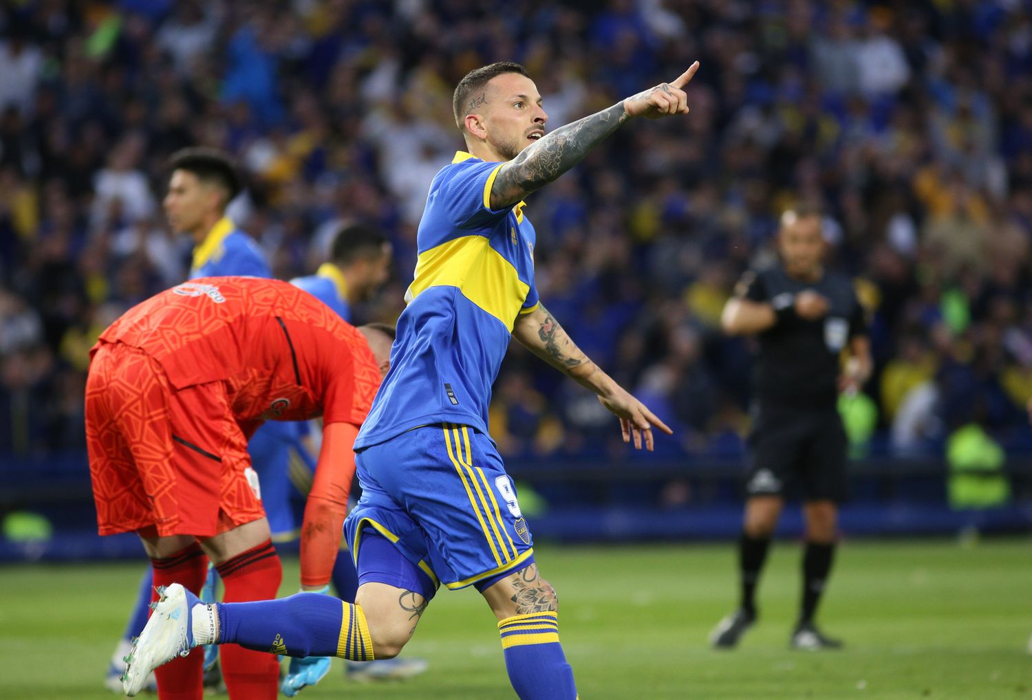 Boca aprovechó su momento para ganar el Superclásico y meterse en la lucha por el título