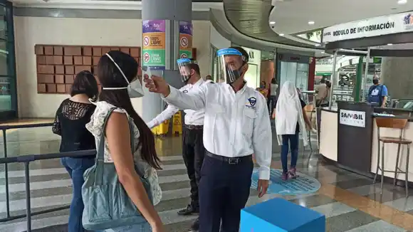 Centros comerciales abren sus puertas con nuevas medidas de seguridad