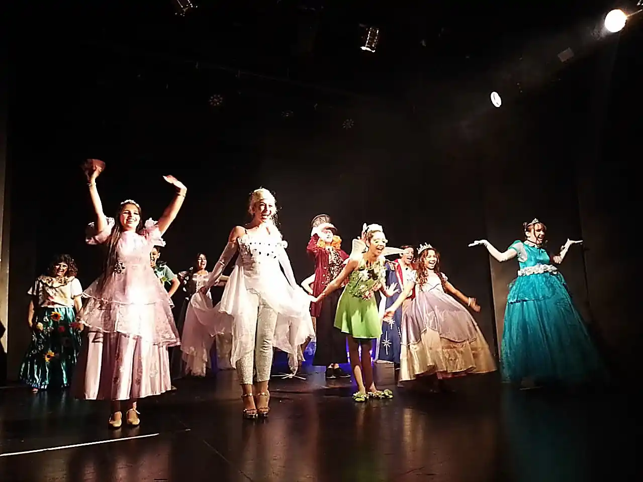Se presentó en el teatro Italia “Otra de princesas y piratas”