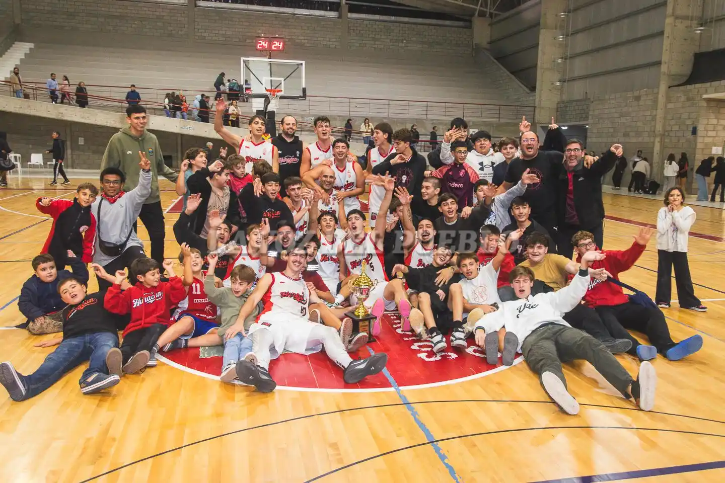 El plantel de Huracán y simpatizantes, festejan eufóricos junto con la Copa Ciudad en el Polideportivo