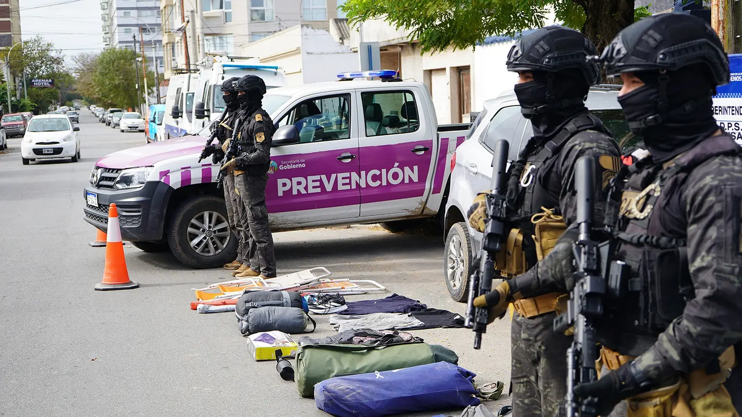 Efectivos del GAD custodian los elementos incautados frente a la Comisaría Tercera