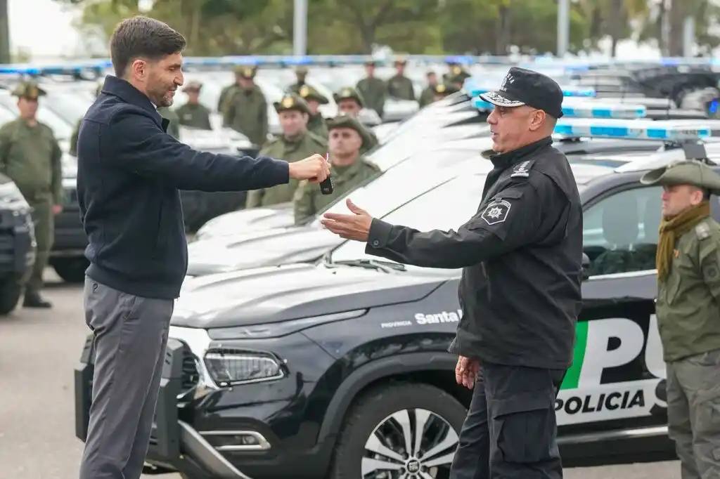 El gobernador encabezó la entrega de 117 camionetas 0 km para el departamento La Capital
