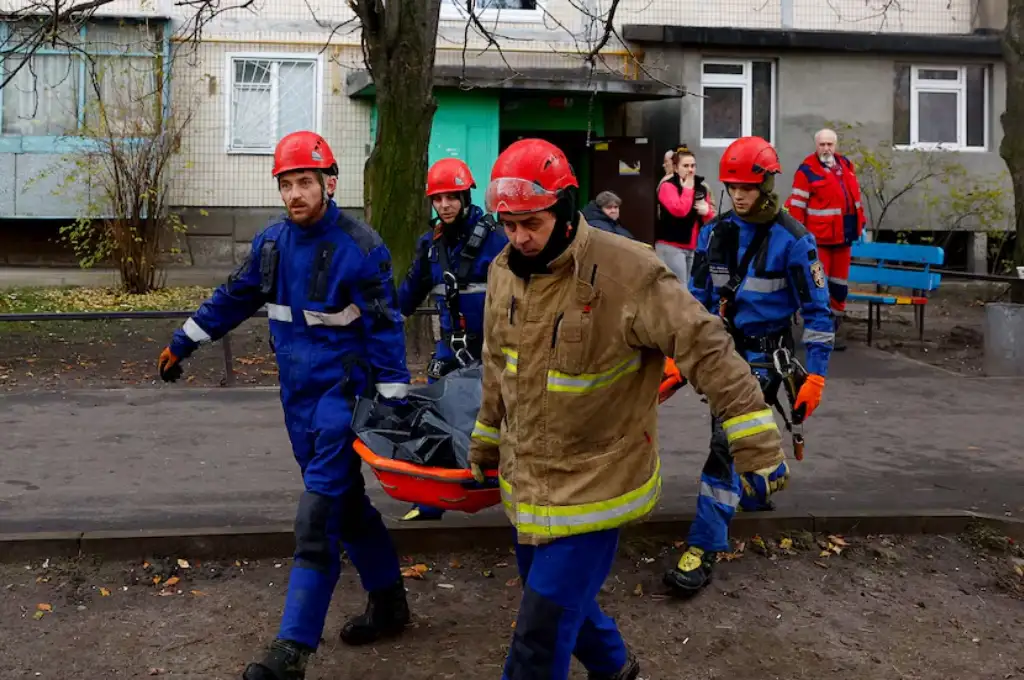 Un equipo de emergencias trasladaba un cadáver tras un ataque ruso este viernes en Kiev.
Foto: Valentyn Ogirenko (REUTERS)