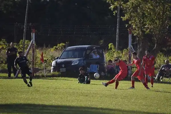 Victoria de Deportivo de visitante y derrota como local de Central Larroque