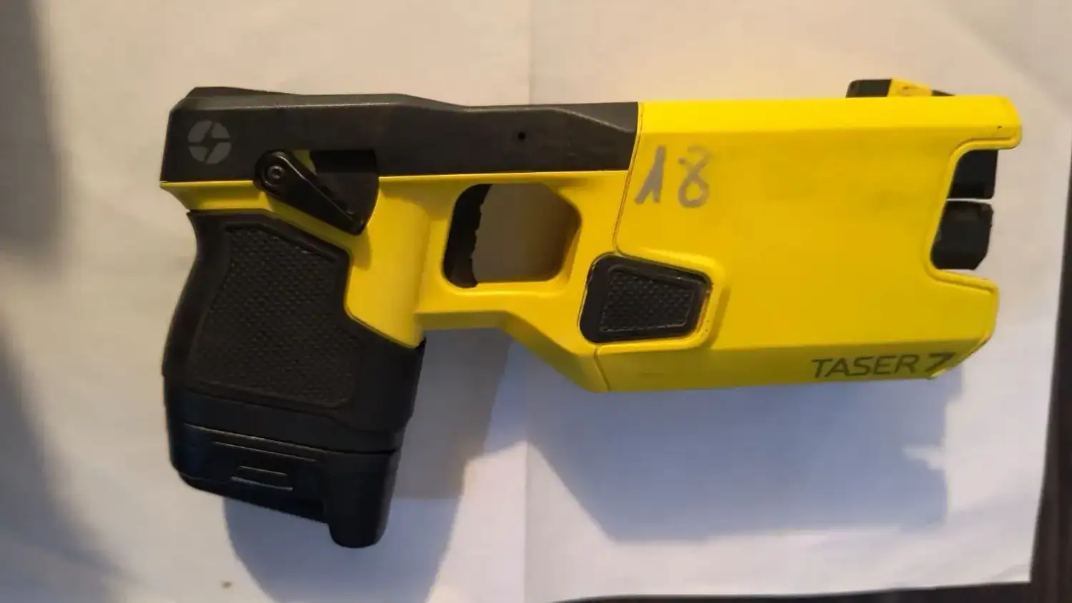 Un joven intentó agredir a su mamá con un hacha y un pico: fue detenido gracias al uso de la taser