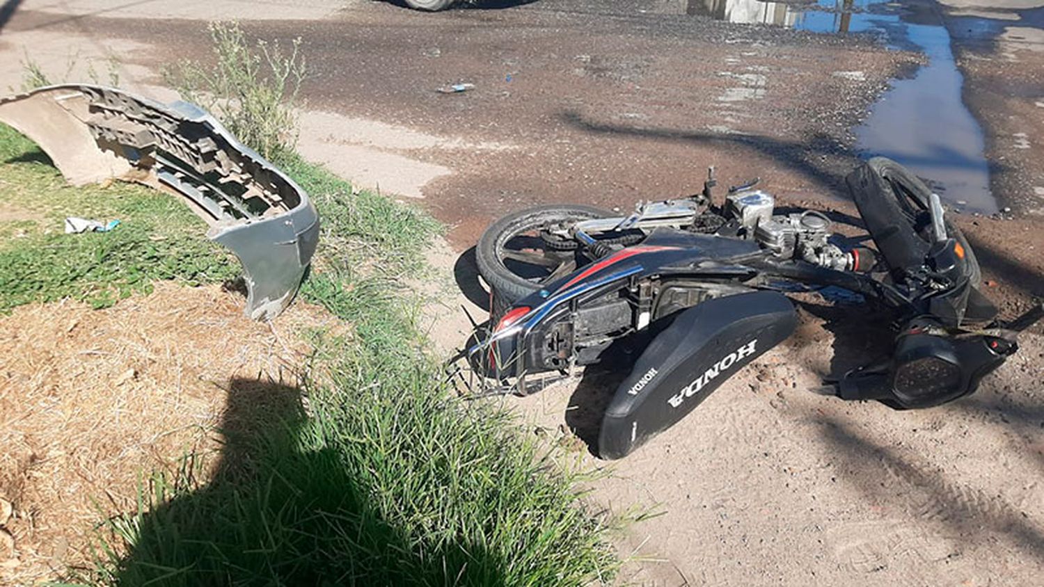 Un joven motociclista sufrió fractura de cráneo al chocar contra un auto