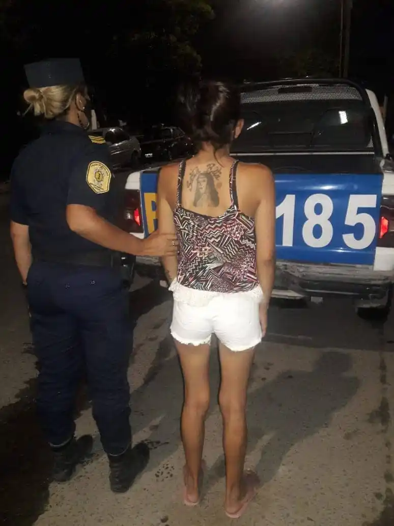 Apuñaló a la nueva novia de su ex y huyó