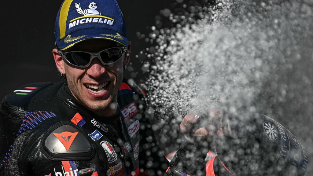 El piloto italiano Marco Bezzecchi celebra su triunfo en el Gran Premio de Talilandia de MotoGP en el circuito de Buriram. Foto: Lillian Suwanrumpha / AFP