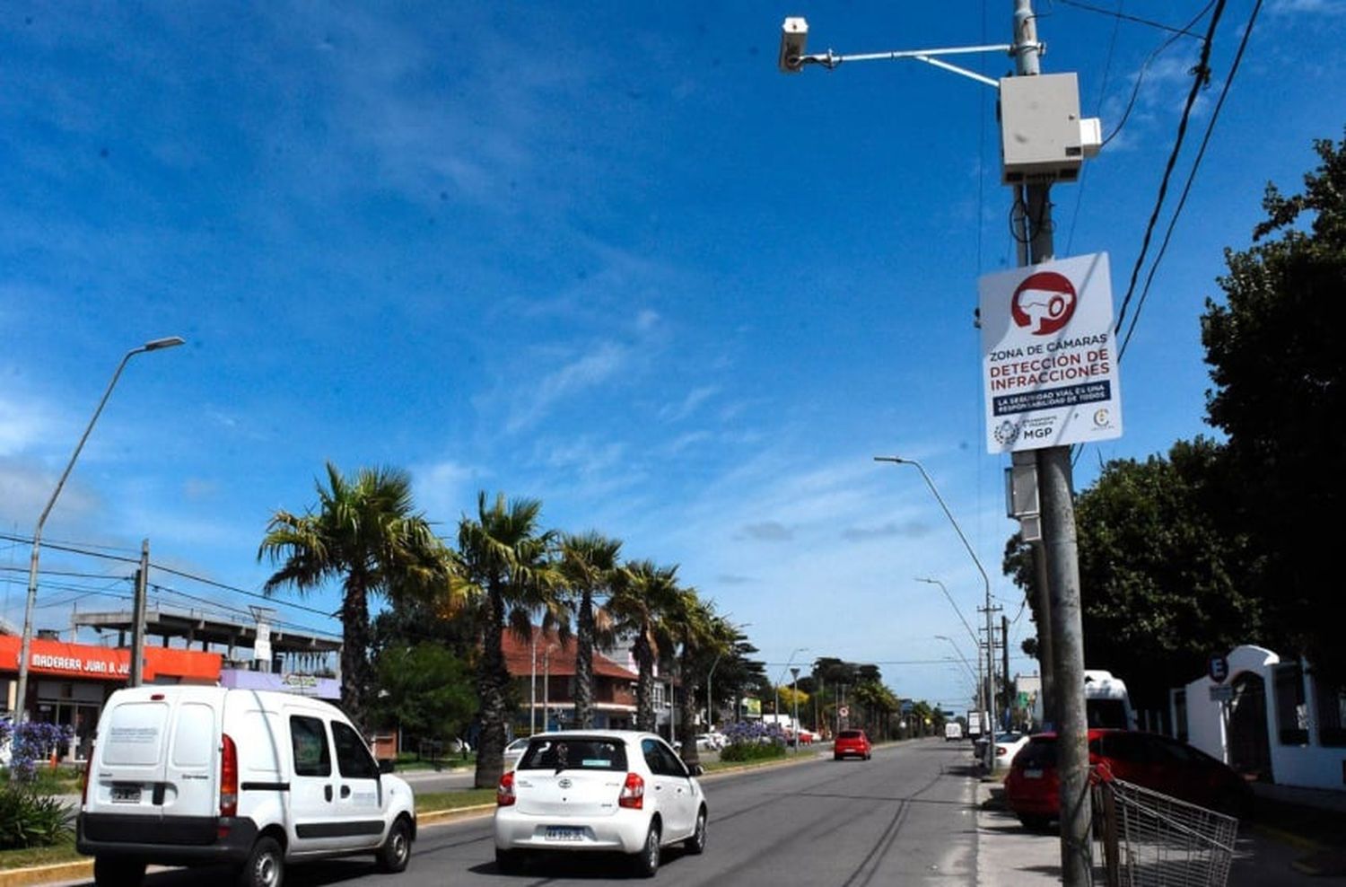 Fotomultas en vigencia: "Controlan la violación de los límites de velocidad, de la luz roja y de la senda peatonal"