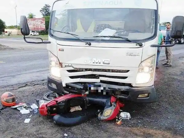 Una motociclista sufrió heridas graves al
protagonizar un siniestro vial con un camión
