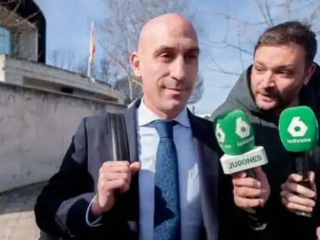Condena a Luis Rubiales_multa de 10.800 euros por el beso a Jenni Hermoso