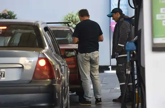 Estacioneros ven “muy difícil” sostener el congelamiento del precio de los combustibles hasta fines octubre