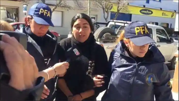 Allanan a los mapuches y detienen a una mujer acusada de insultar al juez del Caso Maldonado