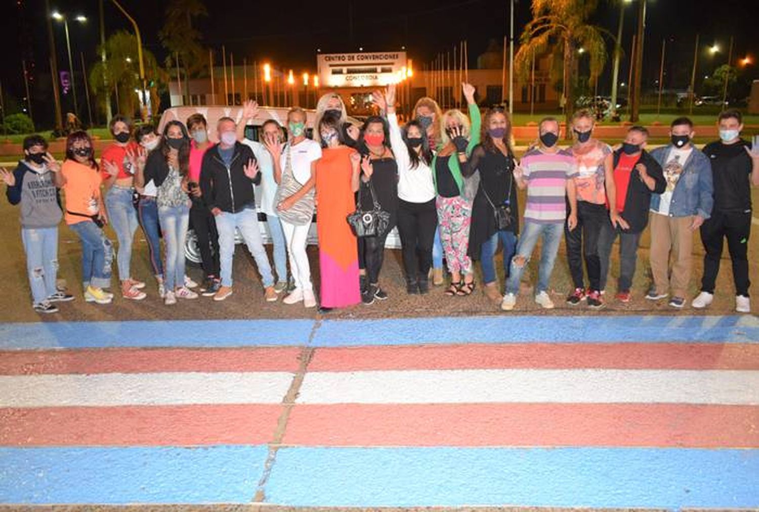 Pintaron senda peatonal  con los colores alusivos a la  visibilidad del colectivo trans 