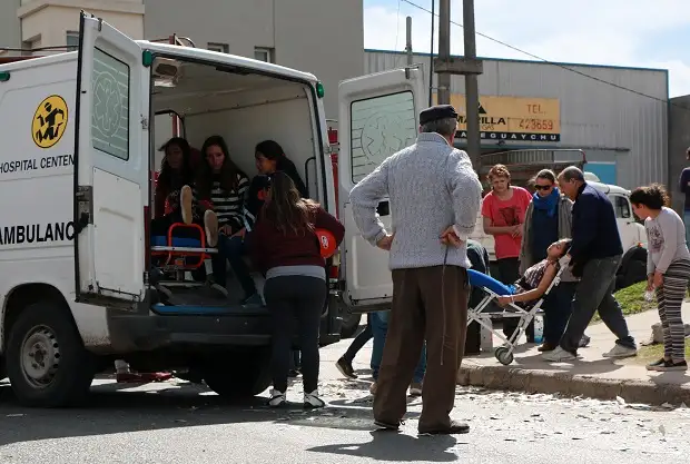 Estudiantes cayeron del camión que los transportaba a su paseo