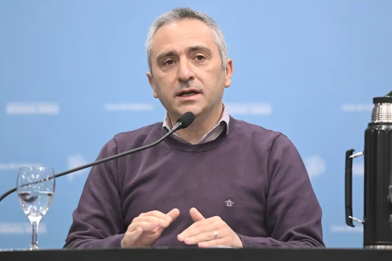 Larroque anunció un nuevo aumento del 20% en las becas de niñez.