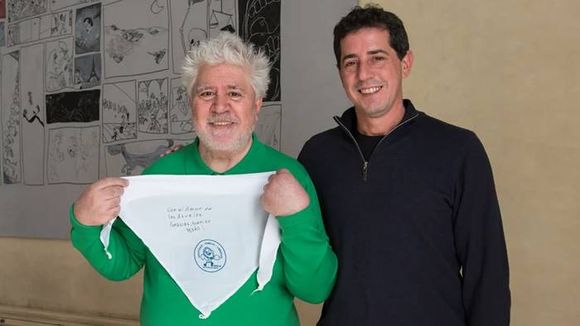�SWado⬝ de Pedro se reunió con Pedro Almodóvar y familiares de víctimas del franquismo en su gira por España