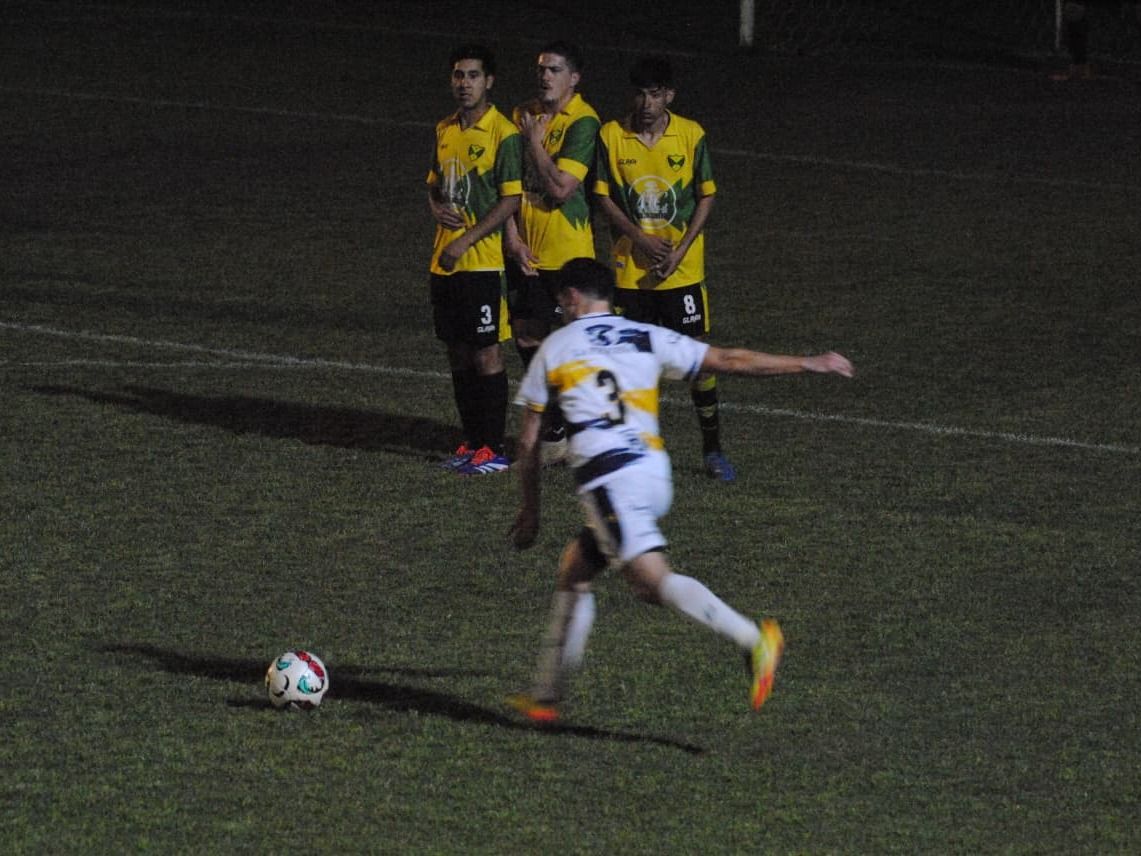 Matías Herrera ejecuta un tiro libre para Juventud Urdinarrain (crédito: Fotos Dieguito).