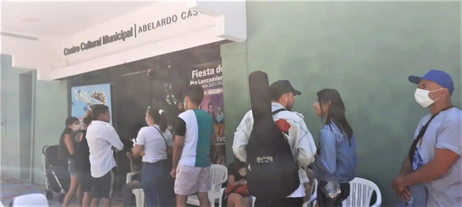 Decenas de participantes en el casting para el concurso de talentos con Marcelo Polino y Marcela Tauro