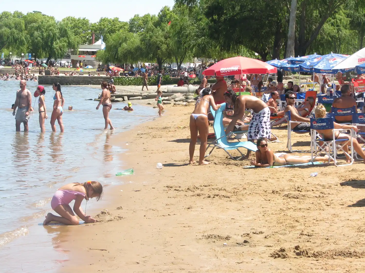La ciudad cuenta con doce balnearios habilitados con todos los servicios