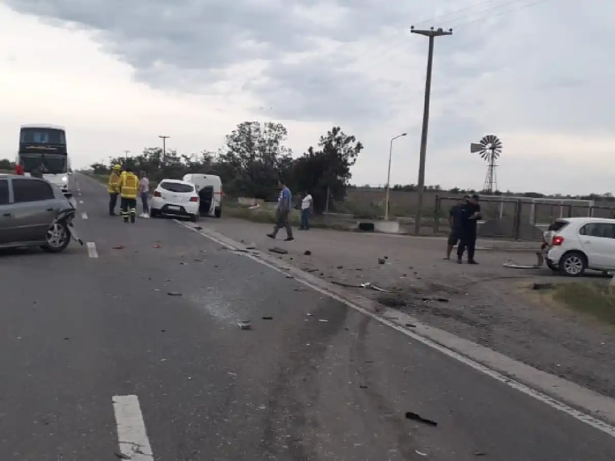 Un cuádruple choque en cadena en ruta nacional 19 solo dejó daños materiales
