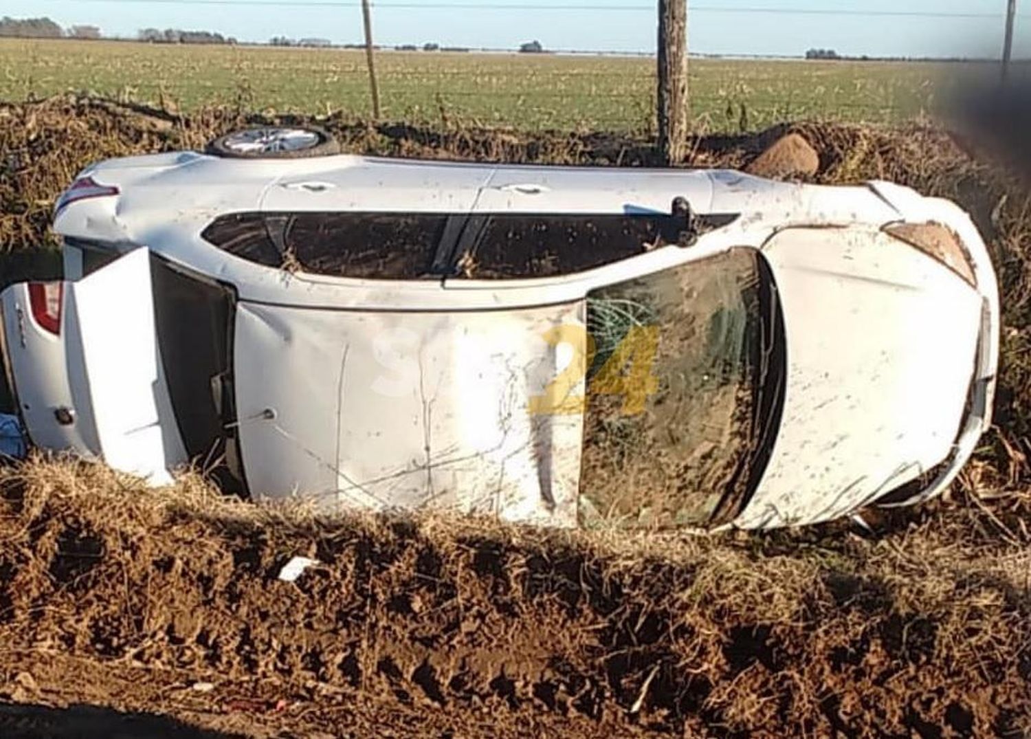 Impactante vuelco en un camino rural entre Teodelina y Colón