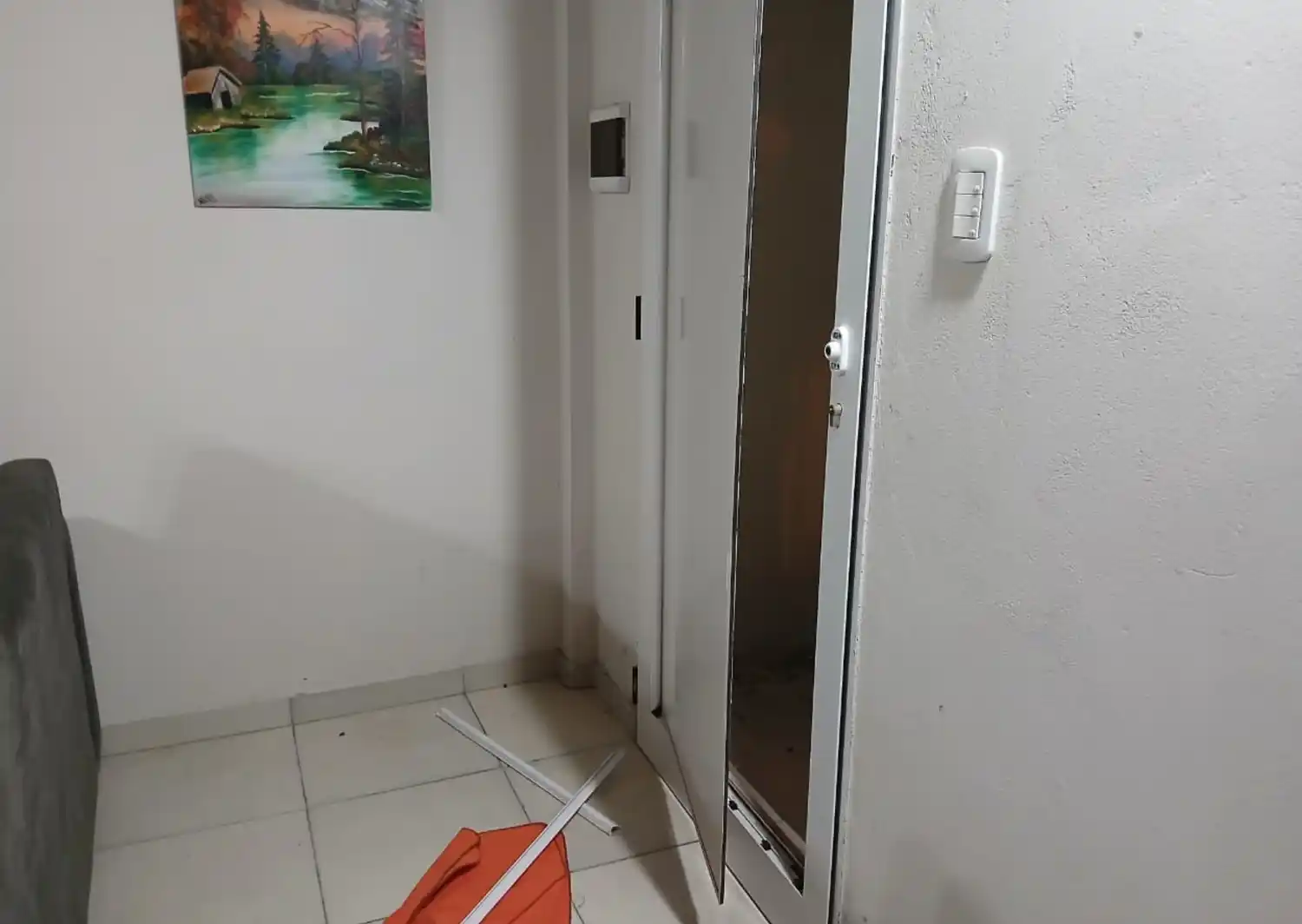 Los delincuentes destrozaron la puerta de ingreso a la vivienda.